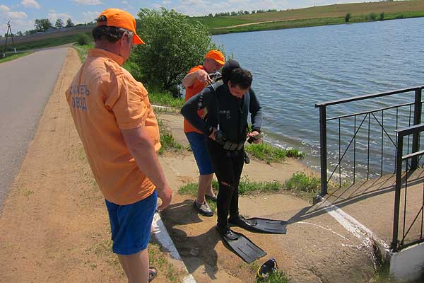 От бутылок до мобильных телефонов: водолазы обследовали водоемы в Толочине и Коханово