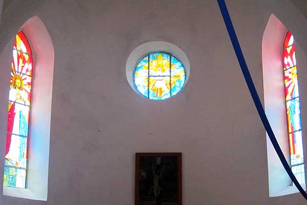 Это только начало: фигурные витражи украсили окна костела в Толочине