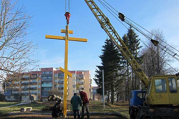 В Толочине устанавливают поклонные кресты