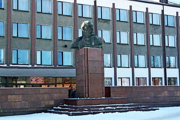 Обсудим и подумаем вместе: памятнику Ленину — новое место?