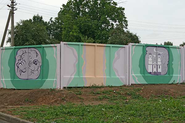 Творчество на стене: витебские студенты разукрасили улицы Толочина художественной росписью