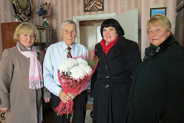Юбиляру Анатолию Шнейдеру — поздравления, подарки и цветы