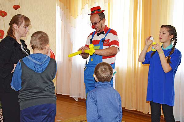 Детей в центре коррекционно-развивающего обучения и развития в Озерцах развлекал клоун