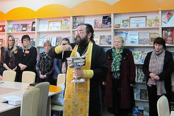 Предпасхальная встреча: иерей Олег Плаксицкий освятил помещение библиотеки в Толочине