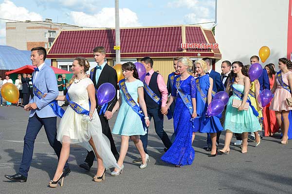 До свиданья, школа: в Толочине прошел районный парад выпускников (+фото)