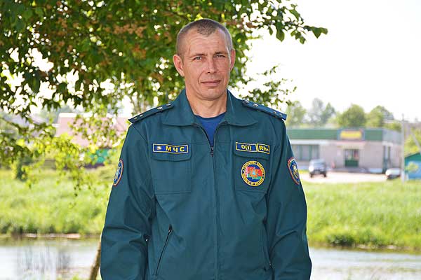 Опыт, мастерство и преданность делу: Александр Денисов за рулем пожарной автоцистерны более двадцати лет