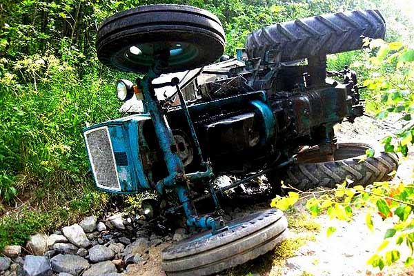Трагедия на ровном месте: в Толочинском районе в результате опрокидывания трактора погиб человек