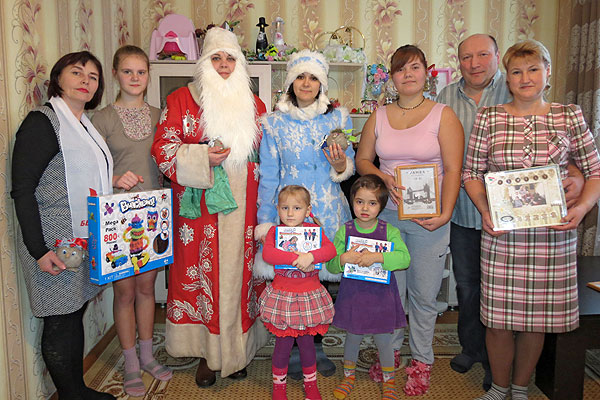 В Толочине активисты “Белой Руси” поздравили с наступающими праздниками приемную семью