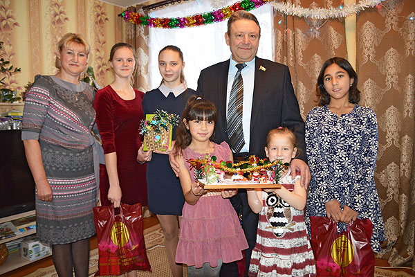Член Совета Республики Анатолий Анюховский в рамках акции “Наши дети” посетил в Толочине дом семейного типа