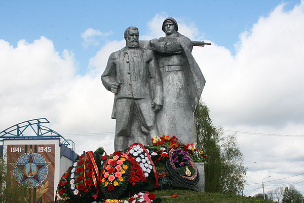 Здесь павшие покоятся герои