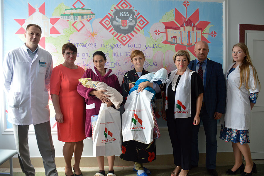 В Толочине в рамках акции “Белая Русь” — с любовью к детям” поздравили молодых мам