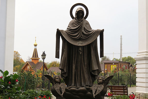 Архитектурный ансамбль за воротами Свято-Покровского женского монастыря в Толочине поражает воображение