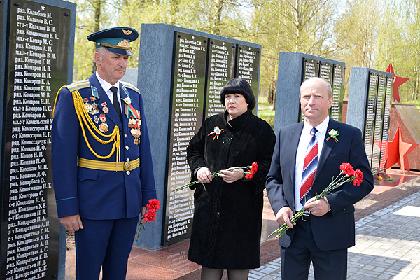 Делегация из Толочина в День Победы приняла участие в открытии обновлённого мемориального комплекса в Дубровенском районе