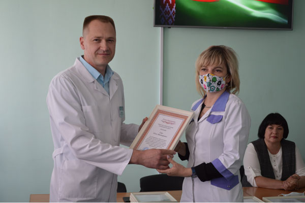 Толочинских медиков наградили за борьбу с коронавирусом