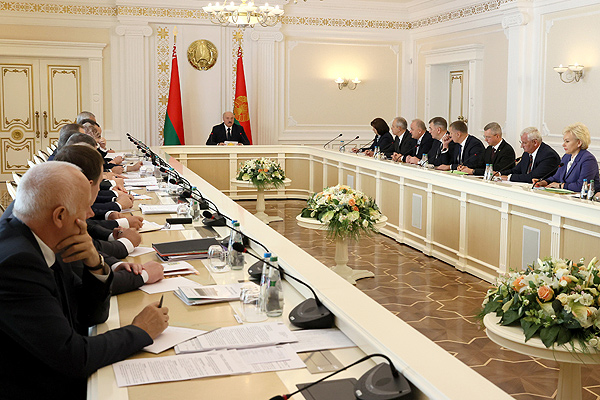 Тема недели: Президент провел совещание с руководством экономического блока Беларуси