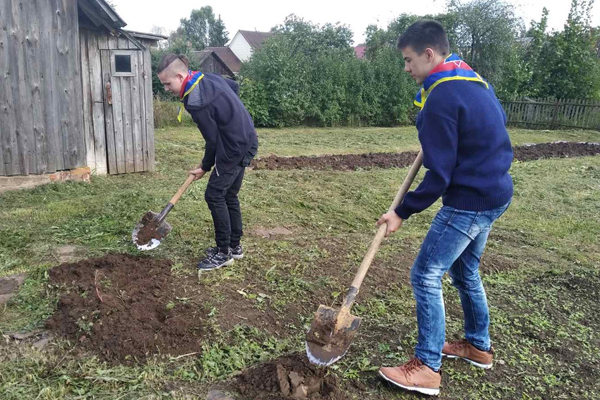 Школьники помогли одиноко проживающим пожилым людям в Толочине