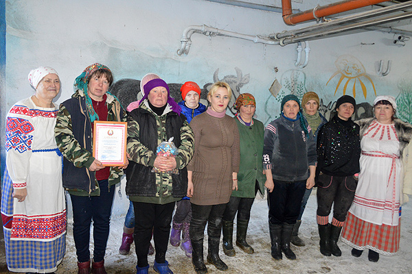 Участники автоклуба «Бродячие артисты» выступили перед животноводами Толочинского района