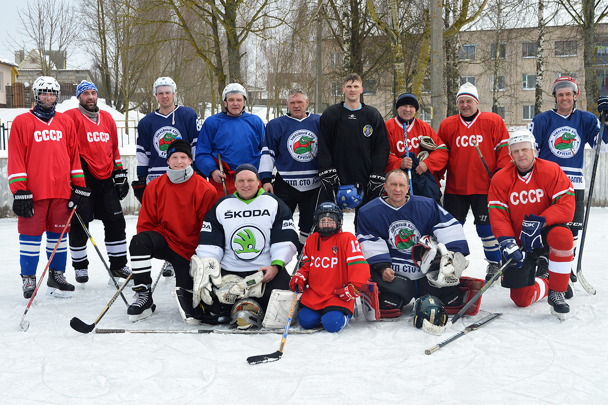 В Толочине на хоккейной площадке встретились друзья-соседи