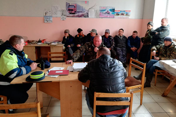 С трудовыми коллективами в Толочине встретились сотрудники ГАИ