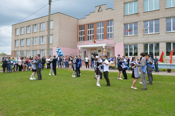 В школах Толочинского района прозвенели последние звонки (+фото)