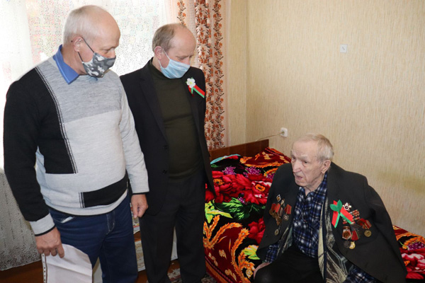 Руководитель Толочинского района и глава депутатского корпуса поздравили ветеранов с Днём Победы