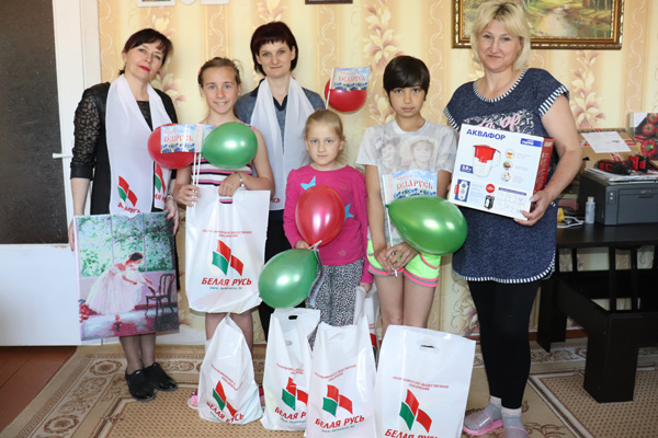 Воспитанников детского дома семейного типа поздравили в Толочине