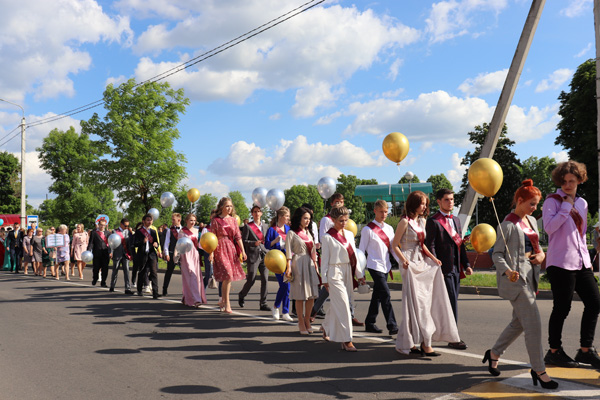 В Толочине состоялся юбилейный парад выпускников (+фото)