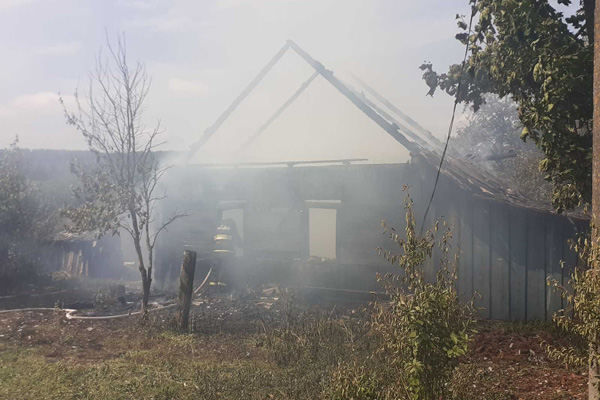 В Толочинском районе сгорел жилой дом, его хозяин получил ожог