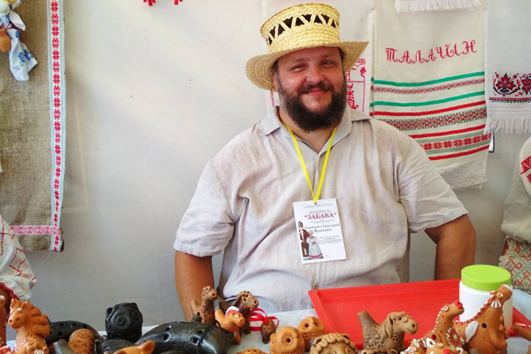 Толочинские мастера принимают участие в конкурсе народной игрушки и кукол на «Славянском базаре в Витебске»