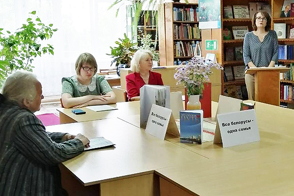 «Круглый стол» на тему «Беларусь: вчера, сегодня, завтра» прошёл в библиотеке в Коханово
