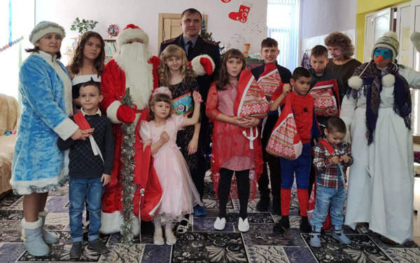 Сотрудники Толочинского РОВД поздравили детей из социально-педагогического центра