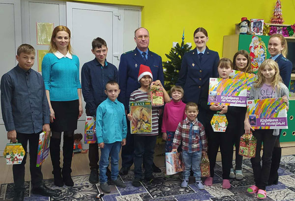 Работники прокуратуры Толочинского района поздравили с наступающими праздниками ребят из детского социального приюта