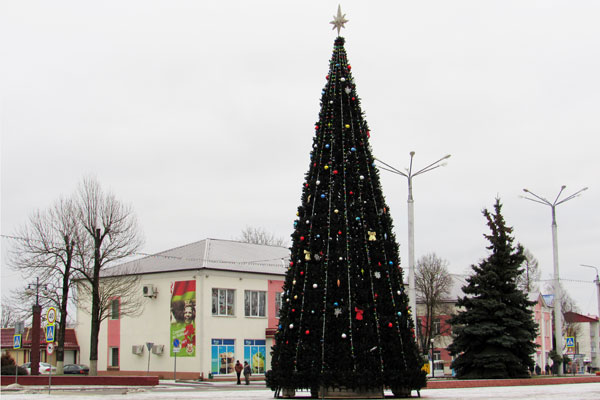 Новогоднюю ёлку на центральной площади Толочина зажгут 17 декабря