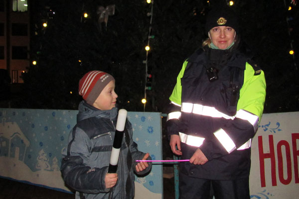 Около новогодней ёлки в Толочине сотрудники ГАИ провели профилактические беседы с детьми