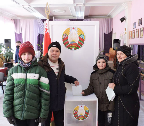 Толочинцы Владимир и Антонина Василевские пришли голосовать вместе с внуками