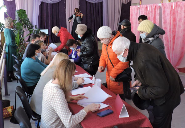 Педагоги и учащиеся Толочинской ДШИ провели на участке для голосования концерт (+фото)