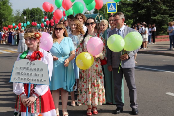 Районный парад выпускников состоялся в Толочине (+фото)