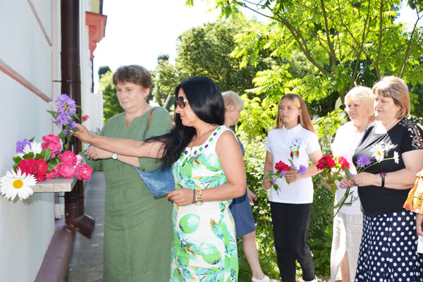 К мемориальной доске Андрея Усова в Толочине возложили цветы