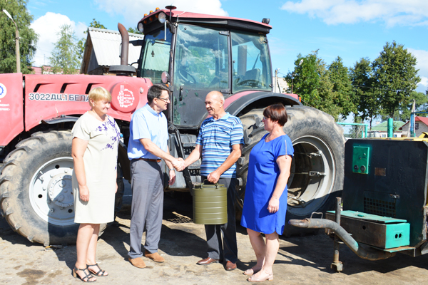 Глава медицинского профсоюза Витебской области вручил сельхозпредприятиям Толочинщины подарки