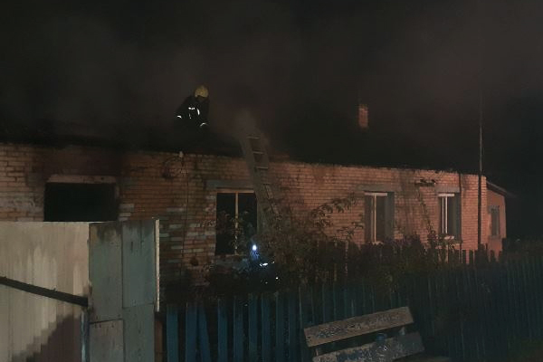 В Толочинском районе на пожаре погиб мужчина, его соседку и её гостей эвакуировали сотрудники милиции