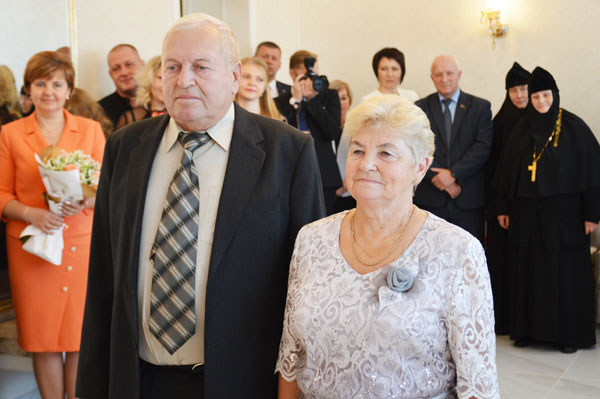 Пётр Иванович и Янина Иосифовна Догели отметили золотую свадьбу