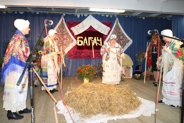 С соблюдением народных обычаев прошёл брендовый праздник в Славенях (+фото)