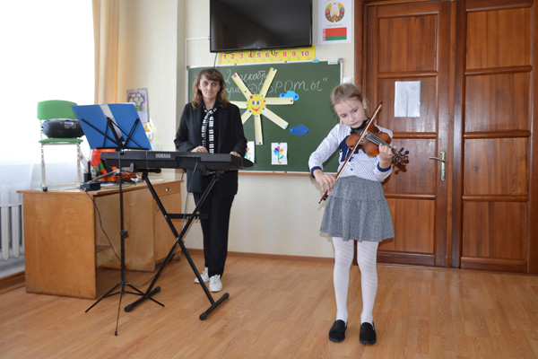 Воспитанников Толочинского ЦКРОиР порадовали юные музыканты (+фото)