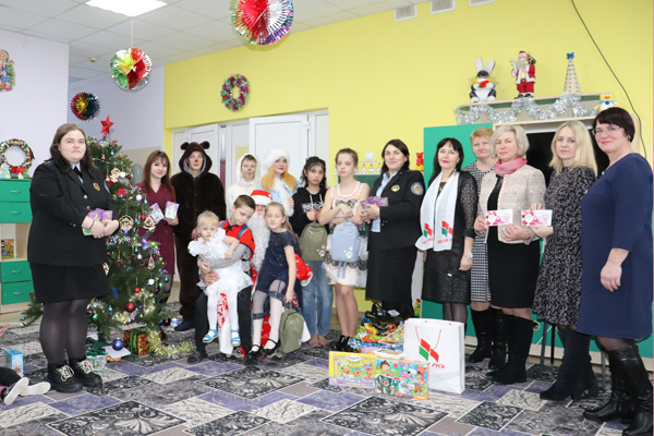 Детский приют в Коханово снова принимал поздравления и подарки
