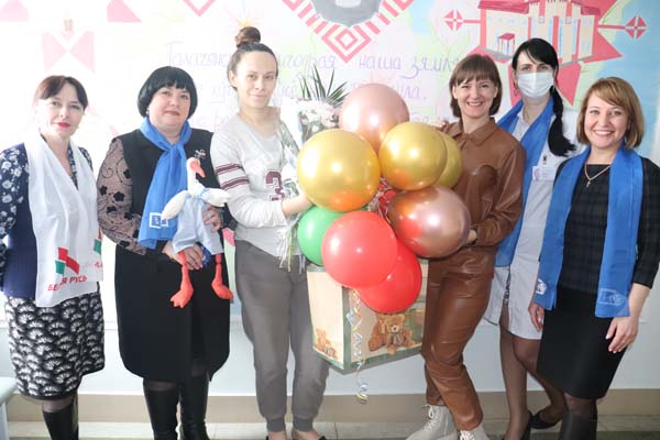 В Толочине поздравили маму, родившую малыша в День Конституции Республики Беларусь