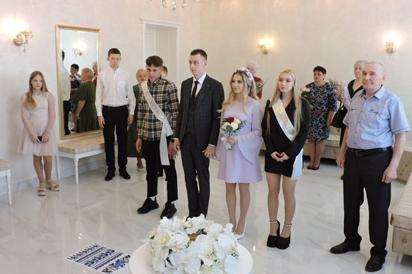 Толочинский лесхоз поздравил молодоженов, вступивших в брак на Неделе леса