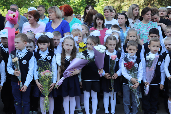 Последние звонки прозвенели в школах Толочина и Толочинского района