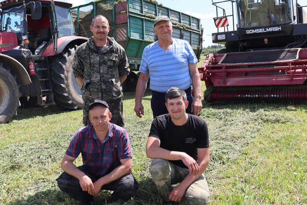 На полях ОАО «Коханово-Агро» началась заготовка травянистых кормов
