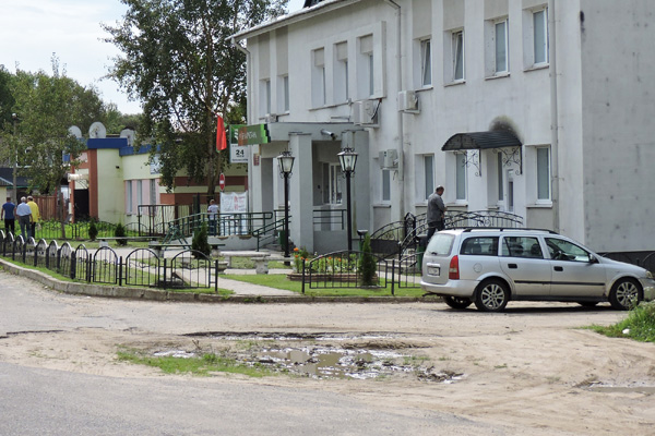 Нарушенное дорожное покрытие на улице Лузгина в Толочине обещают восстановить в течение сентября
