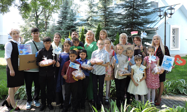 Белорусский детский фонд подарил многодетным семьям из Толочина и Серковиц ноутбуки
